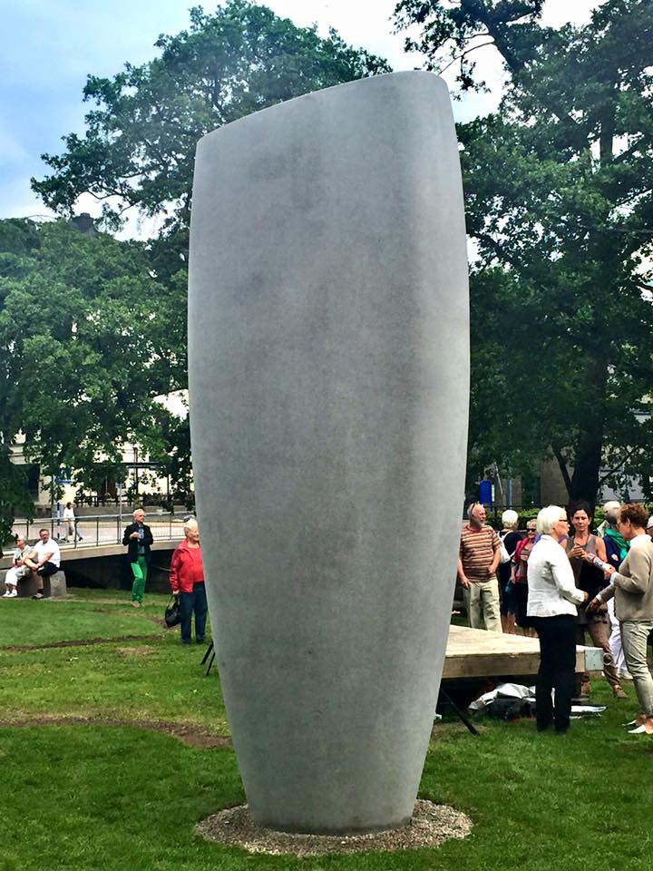 Ny skulptur invigd på Tore G Wärenstams plats