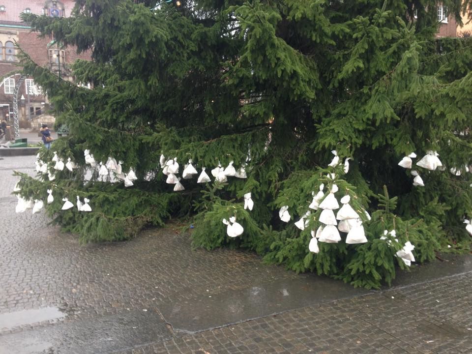 Julgransplundring på Stora Torget 14 januari